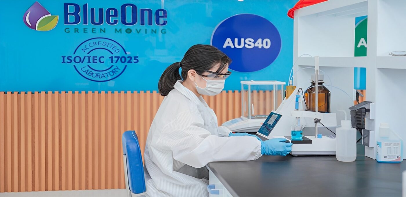 Nhân viên đang nghiên cứu chất lượng của BlueOne AdBlue